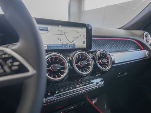 Used 2025 Mercedes-Benz GLB 250 image 30