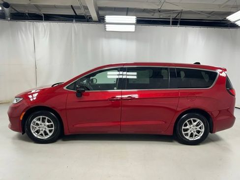 Used 2025 Chrysler Pacifica Select FWD image 8