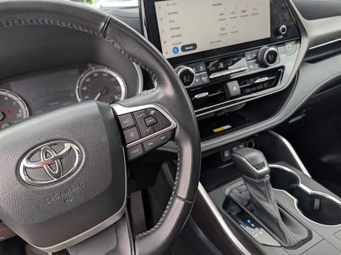 Used 2023 Toyota Highlander XLE FWD image 21
