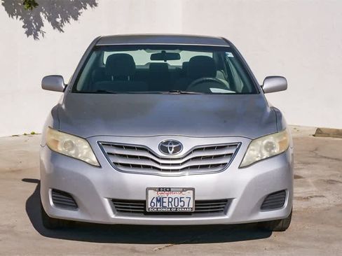Used 2011 Toyota Camry LE image 2