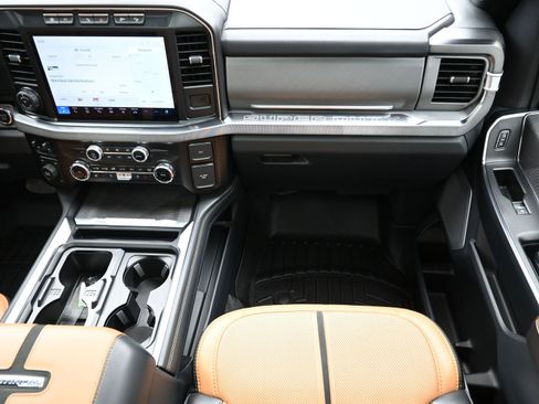 Used 2024 Ford F350 Platinum w/ FX4 Off-Road Package image 41