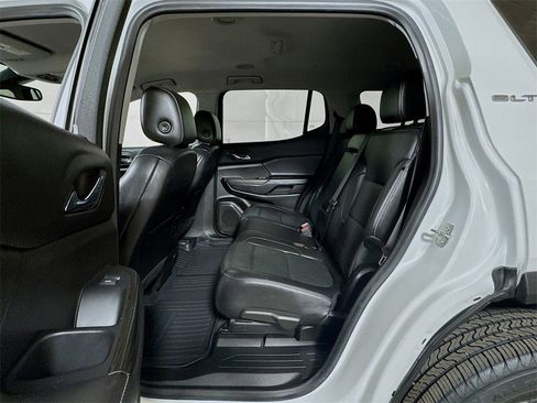 Used 2023 GMC Acadia SLT image 23