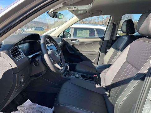 New 2024 Volkswagen Tiguan SE image 17