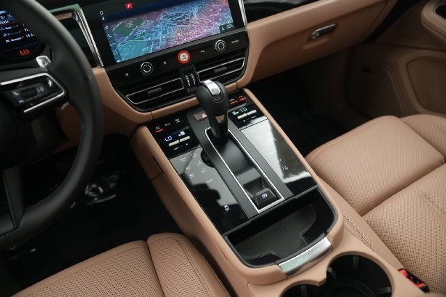 Certified 2026 Porsche Macan AWD/4WD image 35