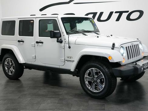 Used 2017 Jeep Wrangler Unlimited Sahara w/ Connectivity Group AWD/4WD image 7