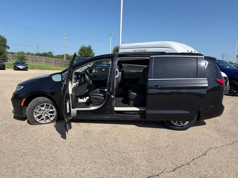 Used 2024 Chrysler Pacifica Touring-L FWD image 4