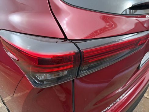 Used 2020 Toyota Highlander XLE AWD/4WD image 24