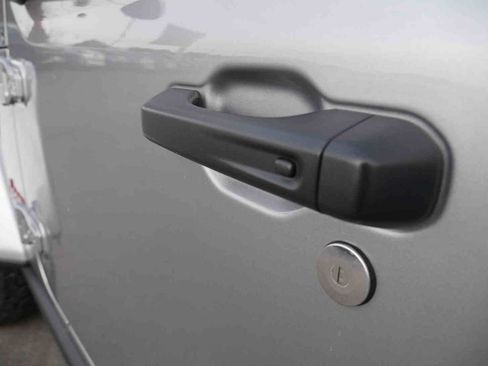 Used 2018 Jeep Wrangler Unlimited Rubicon w/ Dual Top Group image 11