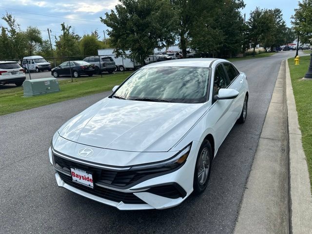Used 2024 Hyundai Elantra SE FWD image 7