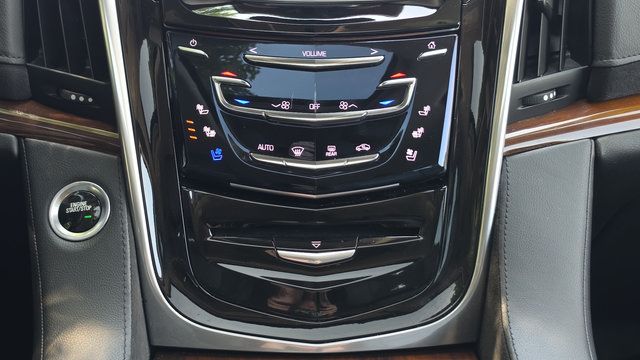 Used 2020 Cadillac Escalade ESV Premium Luxury w/ Escalade Sport Edition AWD/4WD image 38