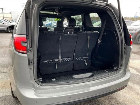 Used 2025 Chrysler Pacifica Limited FWD image 35