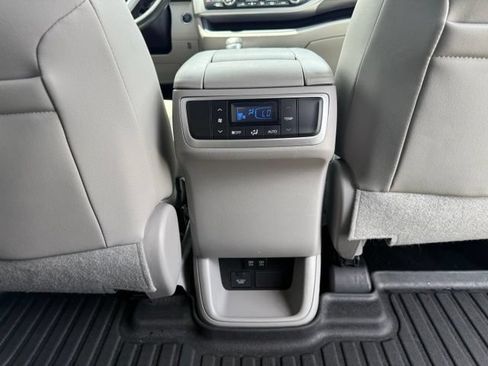 Used 2017 Toyota Highlander Limited AWD/4WD image 19