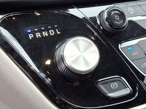 Used 2023 Chrysler Voyager LX image 15