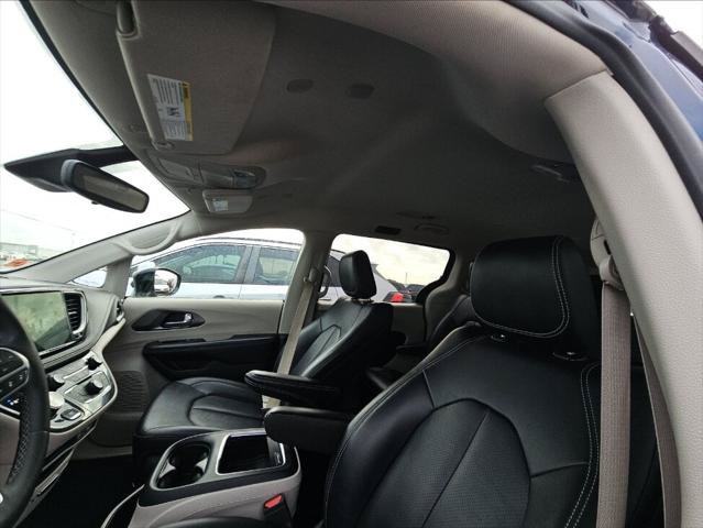 Used 2024 Chrysler Pacifica Limited FWD image 16