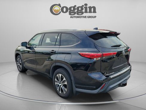 Used 2021 Toyota Highlander XLE AWD/4WD image 4