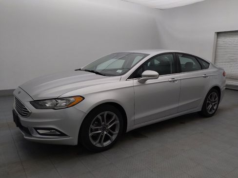 Used 2017 Ford Fusion SE image 2