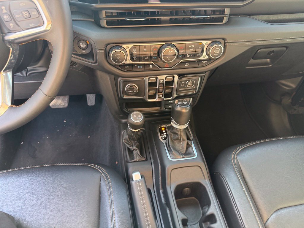 Used 2024 Jeep Wrangler Unlimited Sahara w/ Technology Group AWD/4WD image 25