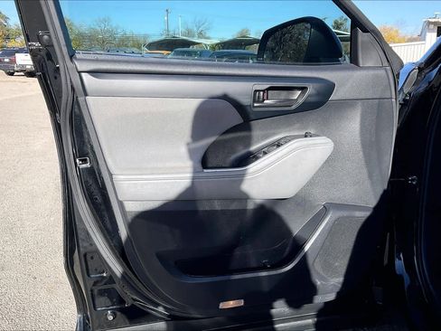 Used 2023 Toyota Highlander LE image 20