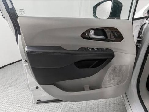 Used 2023 Chrysler Pacifica Limited FWD image 13