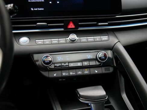 Used 2025 Hyundai Elantra SEL image 30