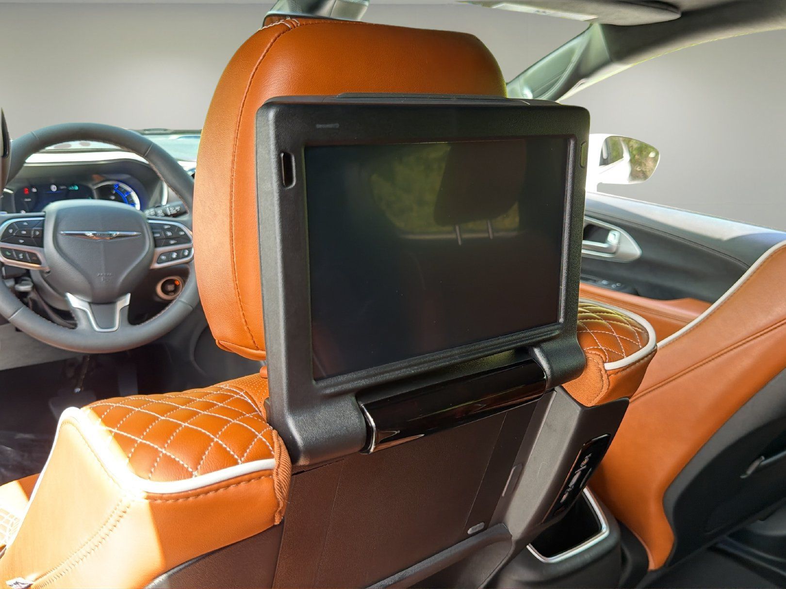 Used 2024 Chrysler Pacifica Pinnacle FWD image 14