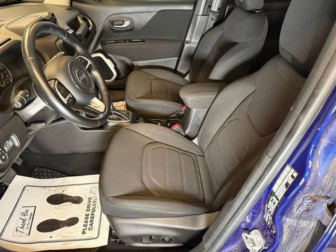 Used 2018 Jeep Renegade Latitude w/ Cold Weather Group image 22