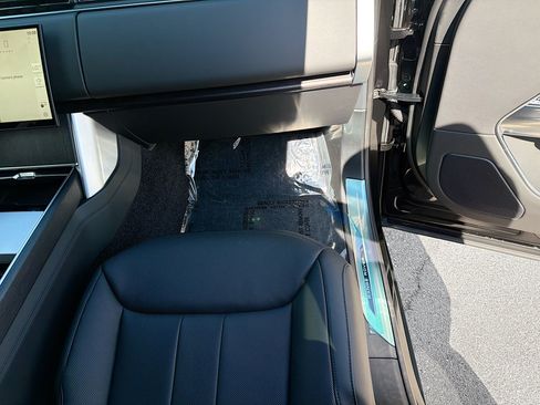 New 2026 Land Rover Range Rover Long Wheelbase SE AWD/4WD image 17