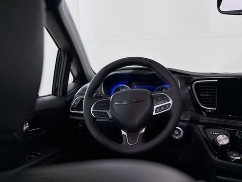 New 2026 Chrysler Pacifica Select image 11
