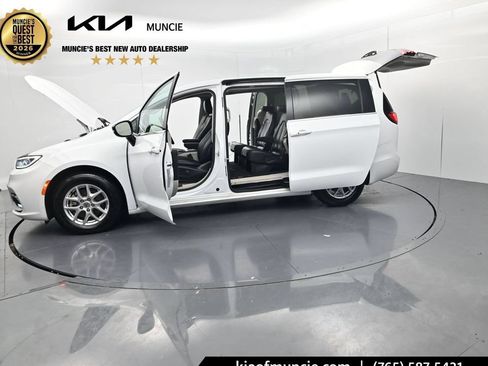 Used 2024 Chrysler Pacifica Touring-L FWD image 55