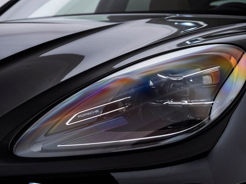 Certified 2025 Porsche Macan image 7