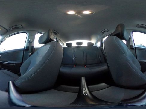 Used 2025 Kia K4 LXS image 41