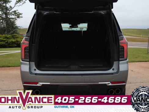 Used 2025 Chevrolet Suburban Premier AWD/4WD image 9