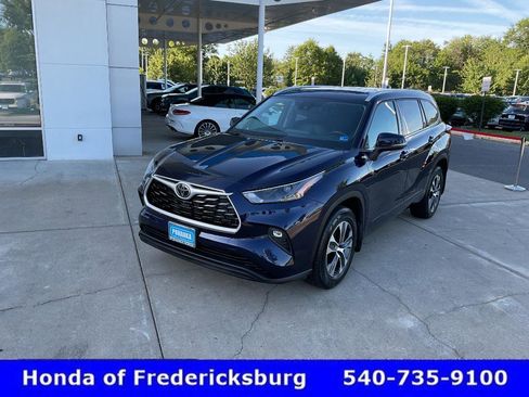 Used 2022 Toyota Highlander XLE AWD/4WD image 2