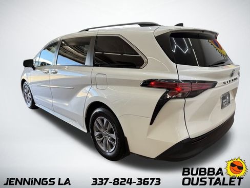 Used 2021 Toyota Sienna XLE image 3