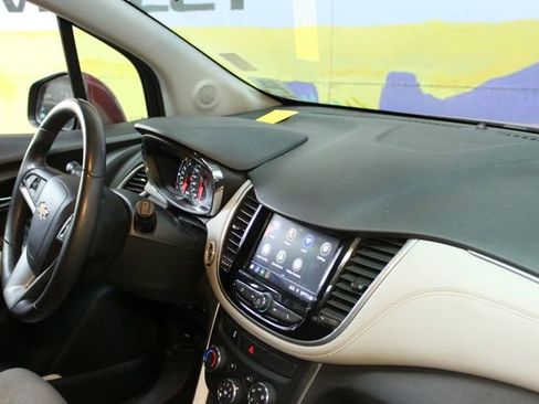 Used 2021 Chevrolet Trax LT w/ Driver Confidence Package AWD/4WD image 10