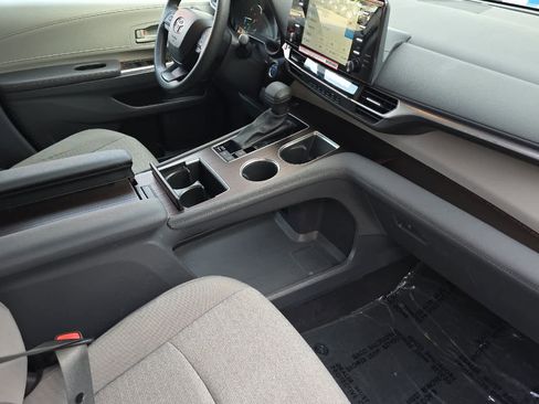 Used 2024 Toyota Sienna LE image 19