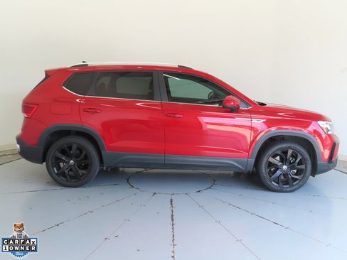 Used 2022 Volkswagen Taos SE FWD image 2