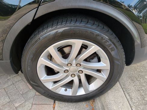 Used 2017 Land Rover Discovery HSE image 45