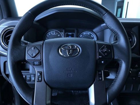 Used 2018 Toyota Tacoma TRD Sport image 19