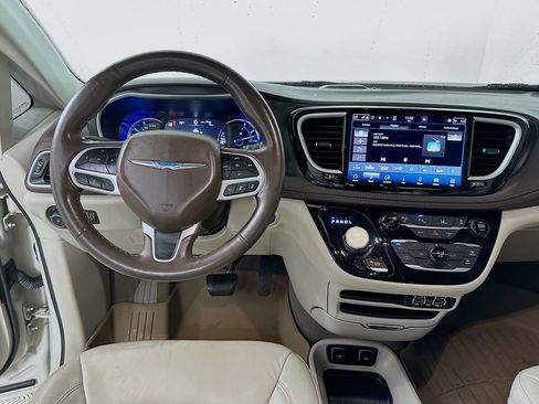 Used 2021 Chrysler Pacifica Touring-L FWD image 19
