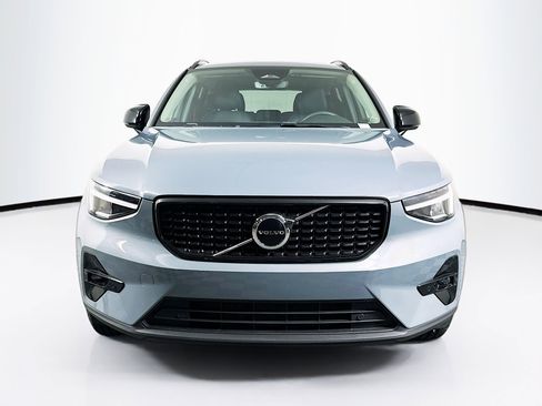 Used 2023 Volvo XC40 B4 Plus FWD image 2