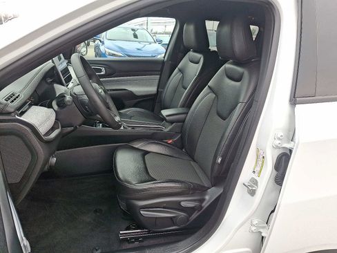 Used 2023 Jeep Compass Latitude image 14