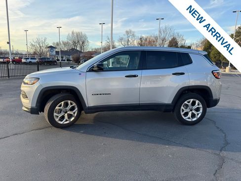 Used 2025 Jeep Compass Sport image 4