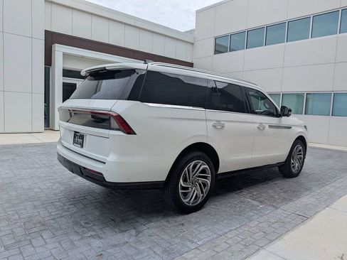 Certified 2025 Lincoln Navigator Reserve AWD/4WD image 4