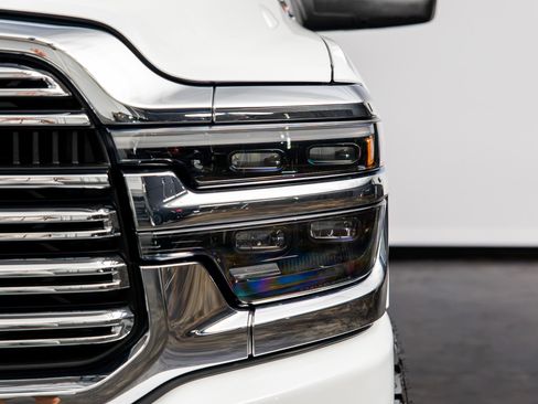 Used 2025 RAM 2500 Laramie AWD/4WD image 5