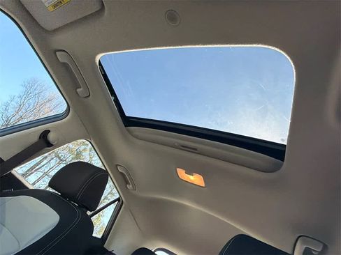 Used 2023 Hyundai Venue SEL image 31