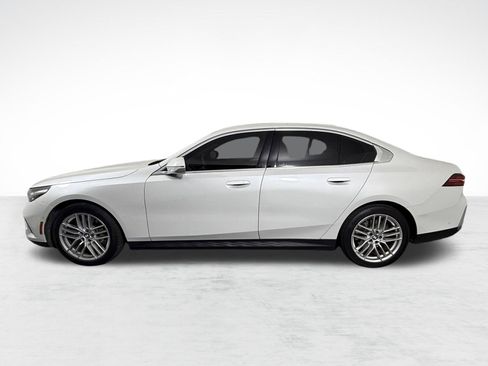 Used 2024 BMW 530i w/ Convenience Package image 2