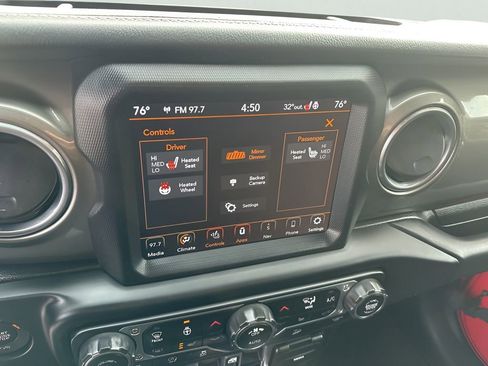 Used 2020 Jeep Wrangler Unlimited Sahara image 23