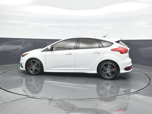 Used 2018 Ford Focus ST w/ Equipment Group 401A FWD image 4