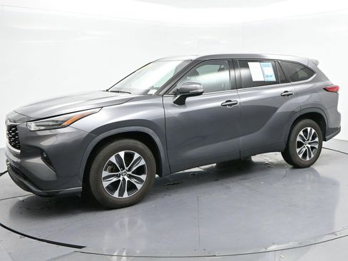 Used 2022 Toyota Highlander XLE FWD image 4